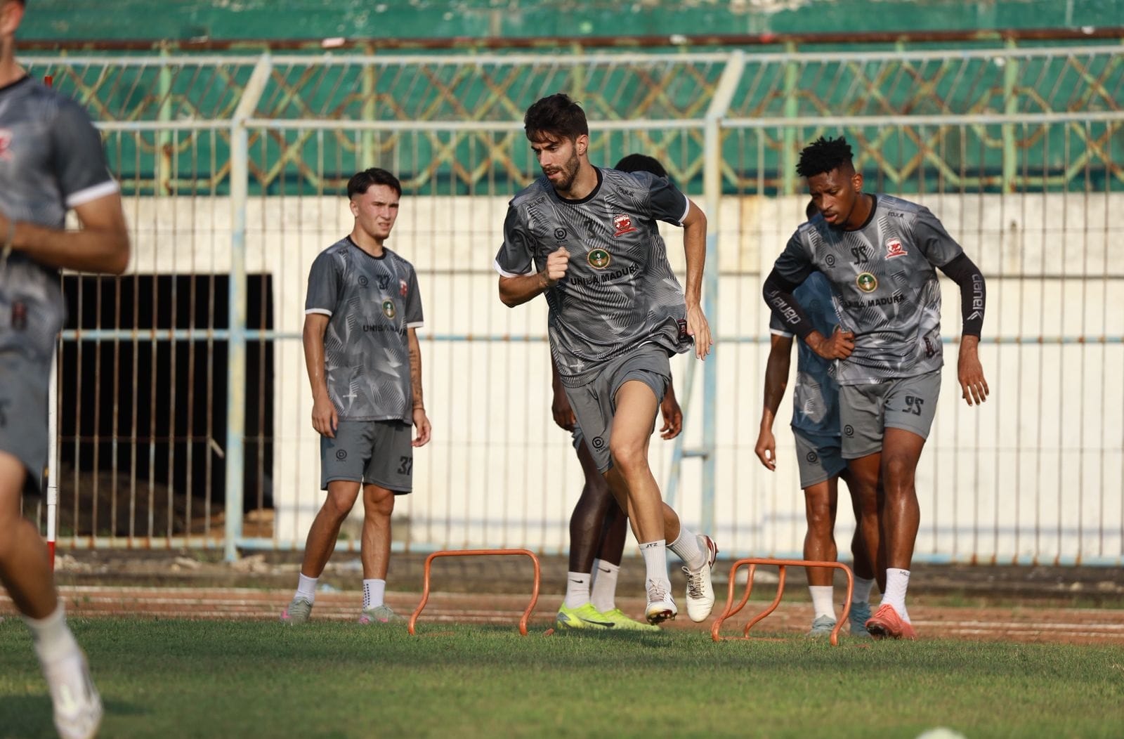 KONSISTEN: Penggawa MU menjalani latihan di Stadion Gelora Bangkalan, Selasa (23/9).&nbsp; &nbsp;