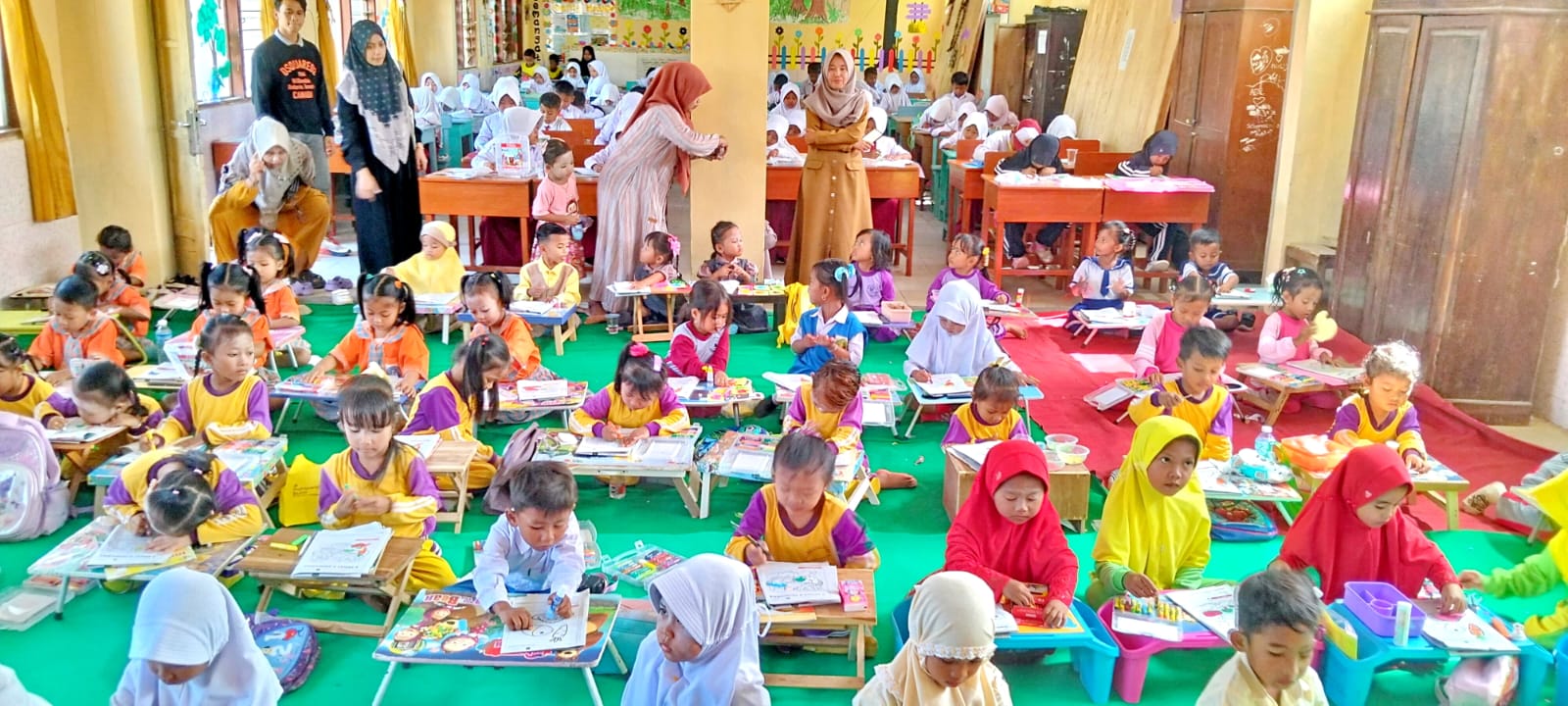 MEMBELUDAK: Peserta antusias mengikuti lomba mewarnai bertajuk FCC #5 di SDN Pordapor 2, Kecamatan Guluk-Guluk, kemarin.&nbsp;