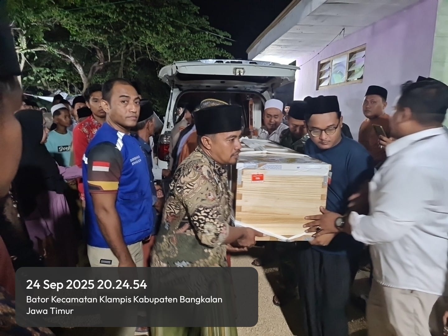 PAHLAWAN DEVISA: Jenazah PMI Misturi tiba di rumah duka yang terletak di Dusun Maadan, Desa Bator, Kecamatan Klampis, Bangkalan, Rabu (24/9).
