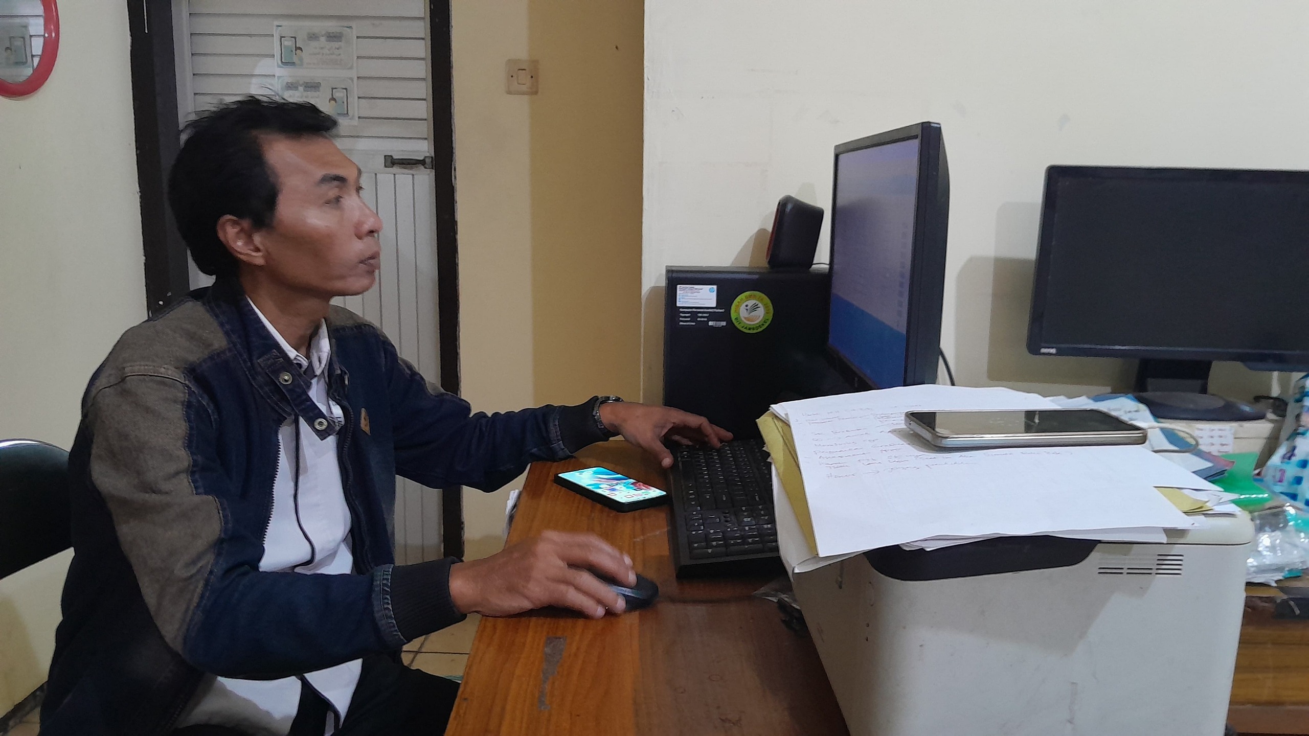 SERIUS: Korkab PKH Bangkalan Heru Wahjudi mengecek data KPM PKH di Kota Salak, Rabu (17/9).&nbsp;