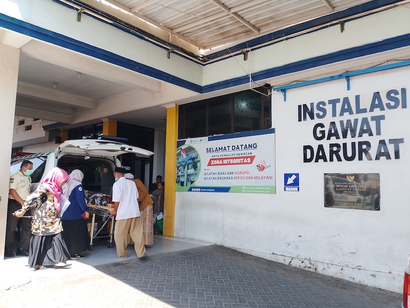 BERMASALAH: Warga sedang berada di area IGD RSMZ yang terletak di Jalan Rajawali Nomor 10 Sampang, Kamis (25/9).