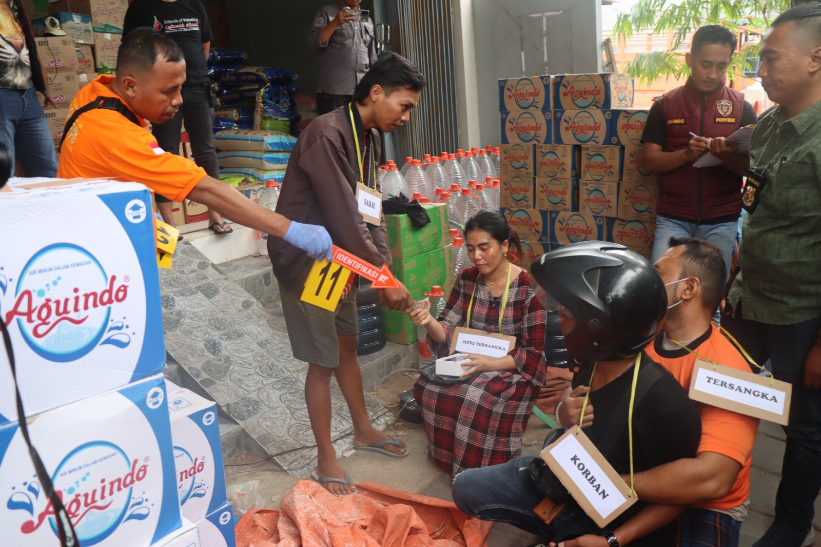 TITIK TERANG: Polisi melakukan reka adegan di toko milik terduga pelaku di Jalan Raya Teja, Kecamatan/Kabupaten Pamekasan, Kamis (3/7).