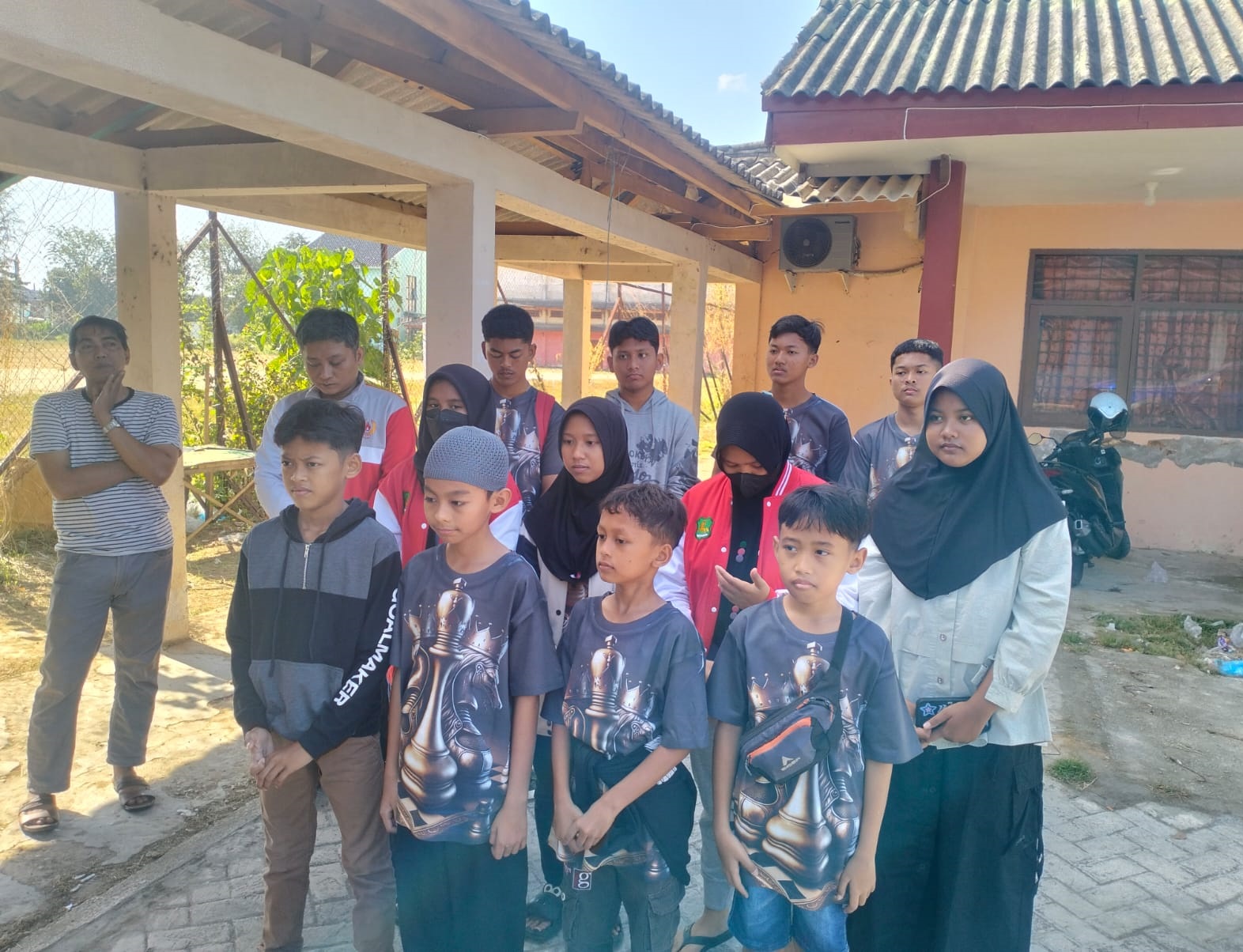 TERLATIH: Sejumlah atlet Percasi Sumenep sedang berkumpul di kantor KONI, Desa Pabian, Kecamatan Kota, Minggu (15/5).&nbsp;