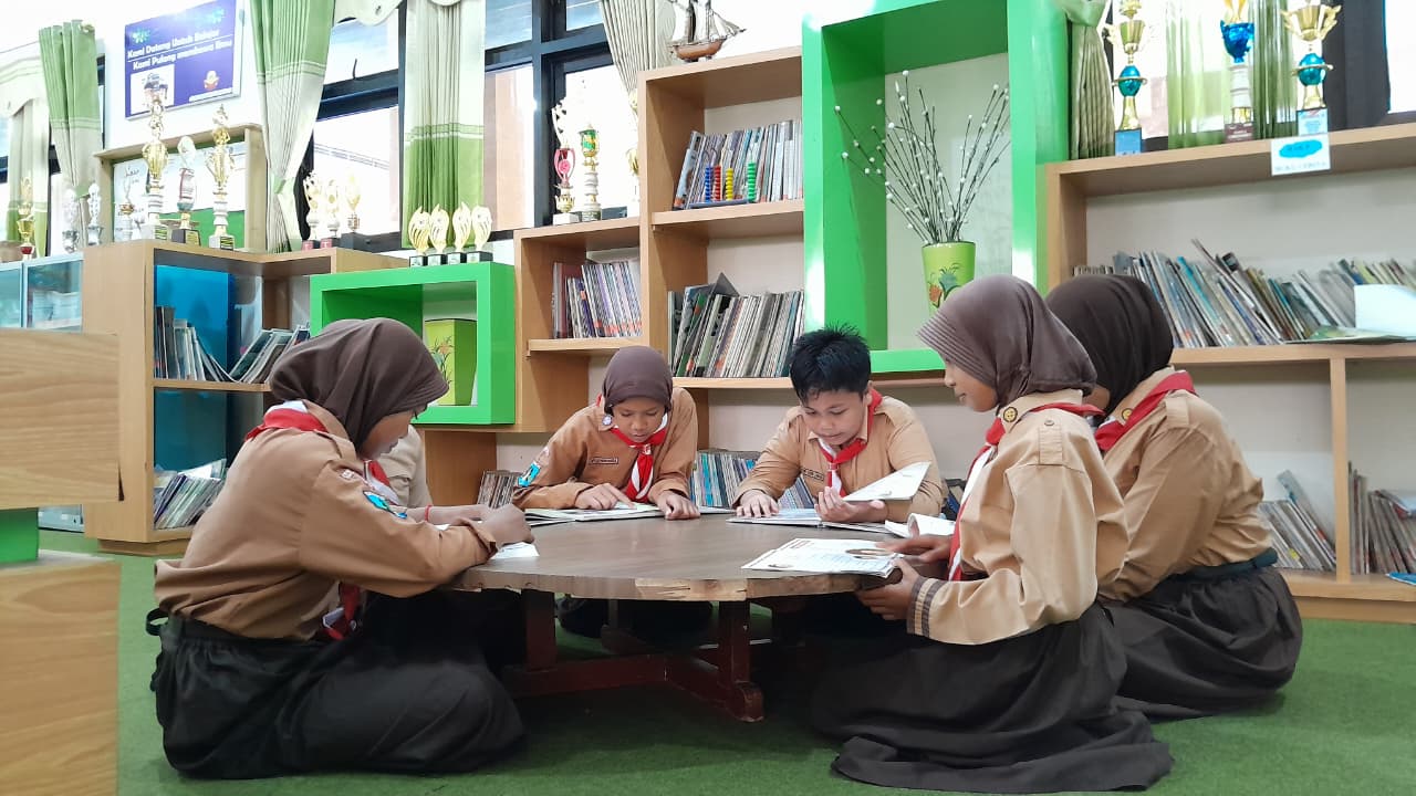 GENERASI EMAS: Sejumlah murid SDN Kemayoran 1 Bangkalan sedang asyik membaca buku di perpustaan sekolah, Jumat (26/9).&nbsp;