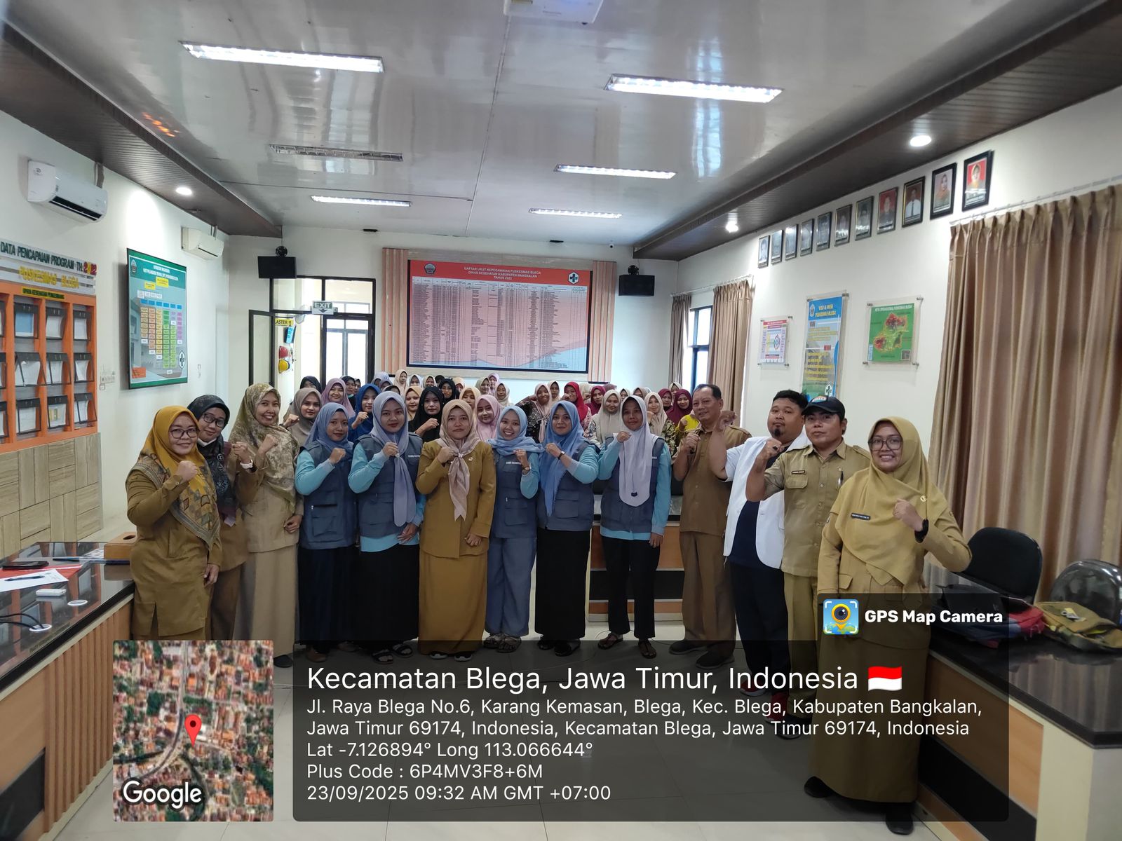 Kader kesehatan Puskesmas Blega usai mengikuti pelatihan penguatan imunisasi dalam rangka pencegahan penyakit campak