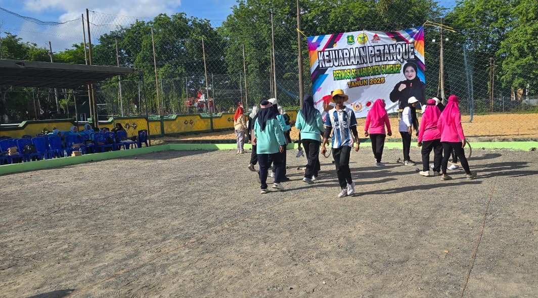 LANCAR: Perwosi Sumenep saat menggelar kejuaraan petanque di Lapangan Petanque GOR A. Yani, Minggu (28/9).&nbsp;