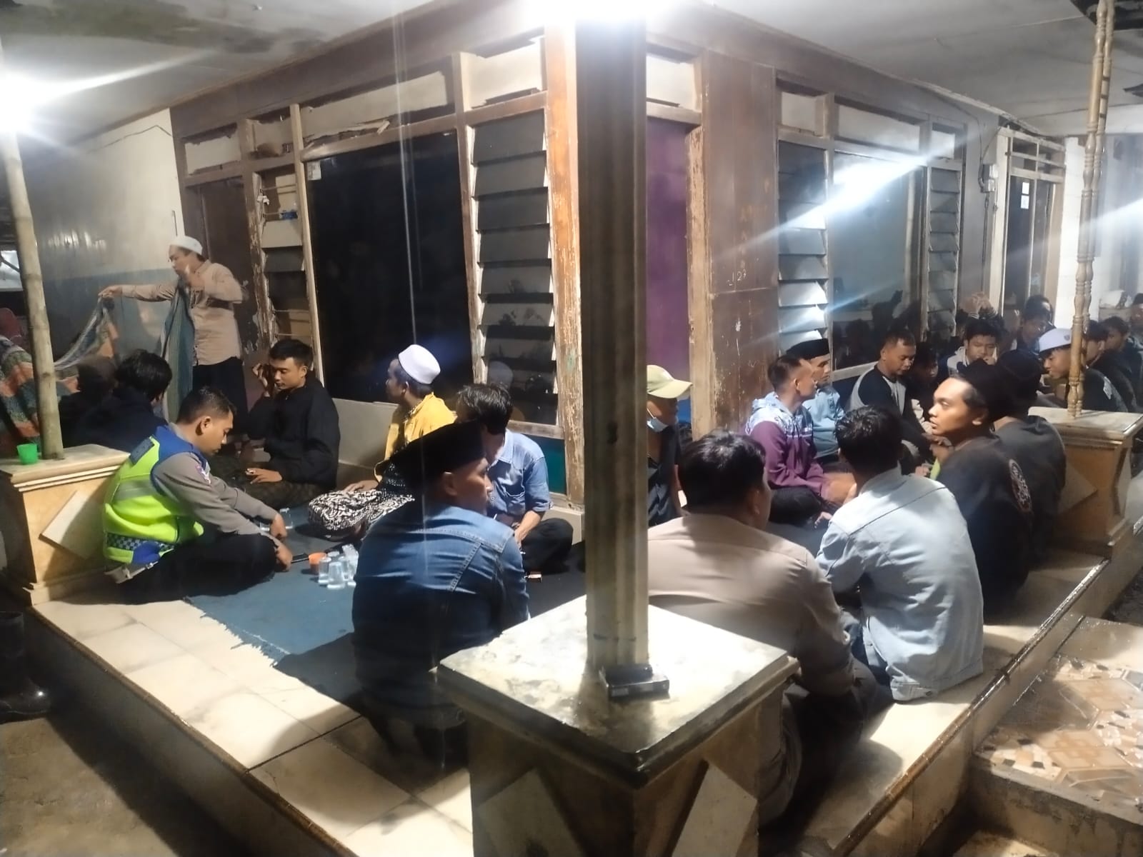 BERKABUNG: Situasi di rumah santri di Dusun Tangkel, Desa Lomaer, Blega, Bangkalan, yang menjadi korban musala ambruk di Pondok Pesantren (Ponpes) Al Khoziny Buduran, Sidoarjo, Selasa (30/9)