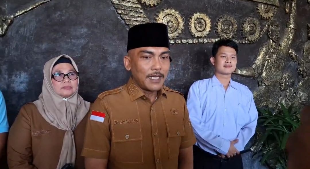 BERI PENJELASAN: Ketua tim Satgas MBG Bangkalan Bambang Budi Mustika memberikan keterangan usai memangil kepala SPPG JK Resto Bumianyar, Tanjungbumi, di kantor pemkab, Selasa (23/9).&nbsp;