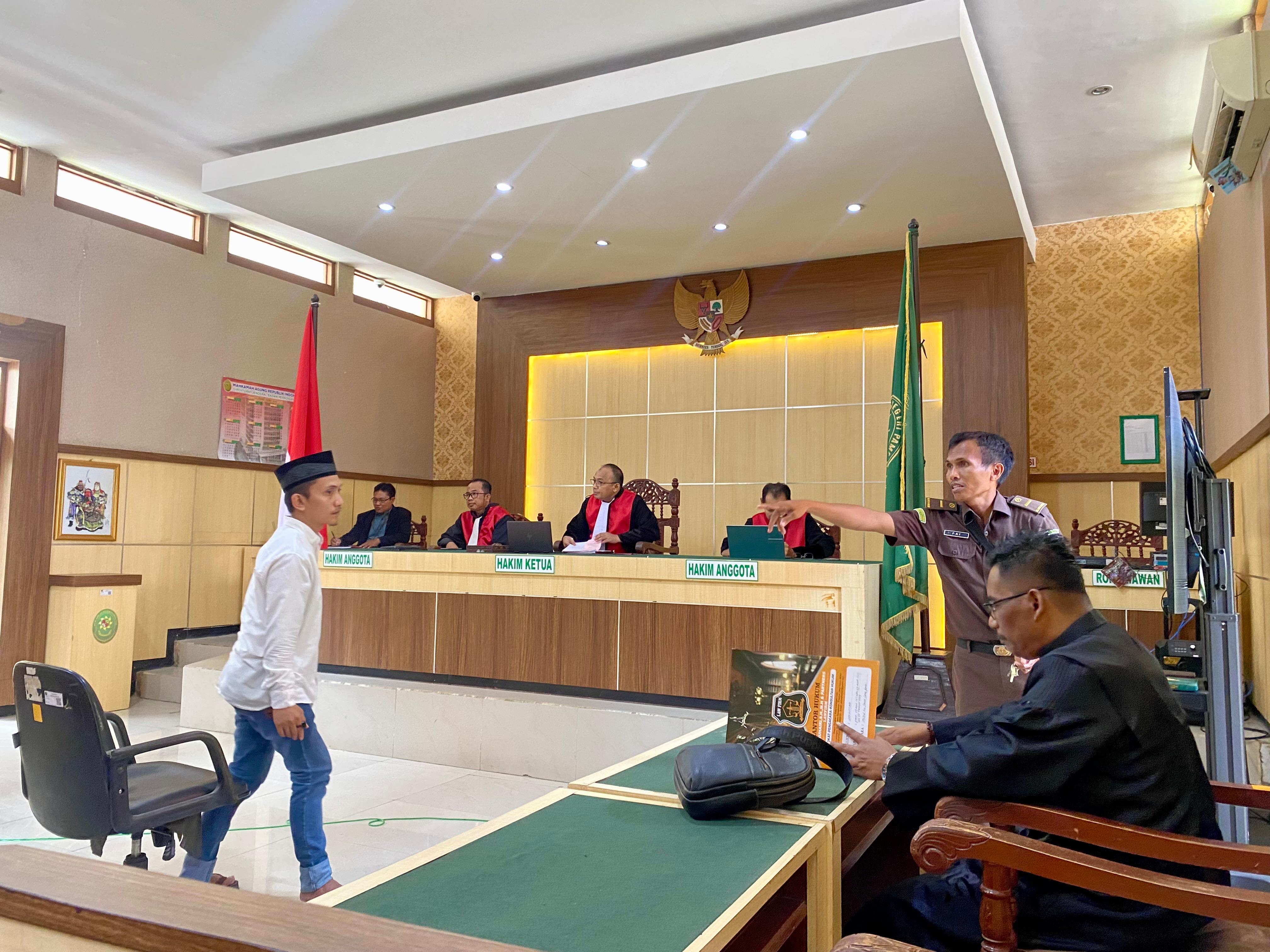JALANI SIDANG: Sakdullah berjalan menuju sel tahanan usai menjalani sidang di Pengadilan Negeri Pamekasan, Selasa (30/9).&nbsp;
