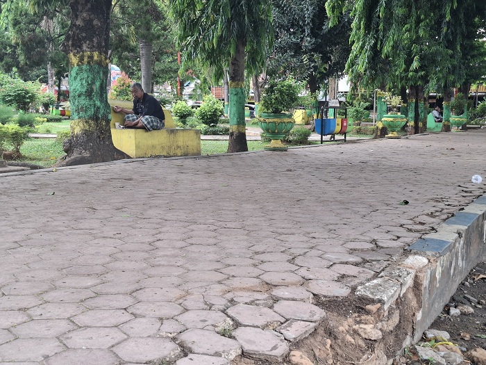 TEDUH: Warga bersantai di Taman Bunga Pottre Koneng Sumenep, Selasa (30/9).&nbsp;