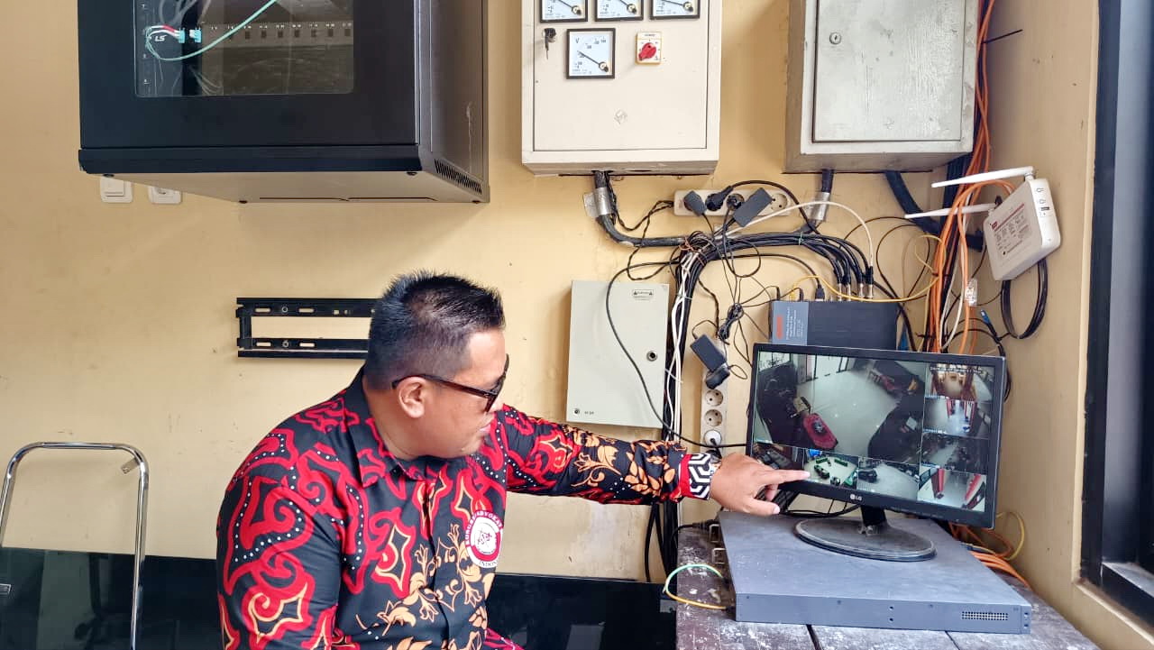 DIGELAR TERTUTUP: Kuasa hukum korban Hendrayanto menunjukkan proses sidang etik yang digelar secara tertutup di aula Wicaksana Laghawa, Kamis (7/8).&nbsp;