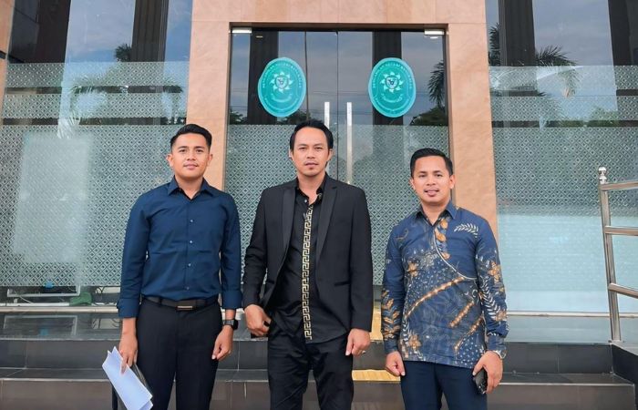 Kuasa hukum Donny Adi Saputra usai mendaftarkan gugatan di PN Bangkalan&nbsp;Selasa&nbsp;(30/9). (Radarbangkalan.id)