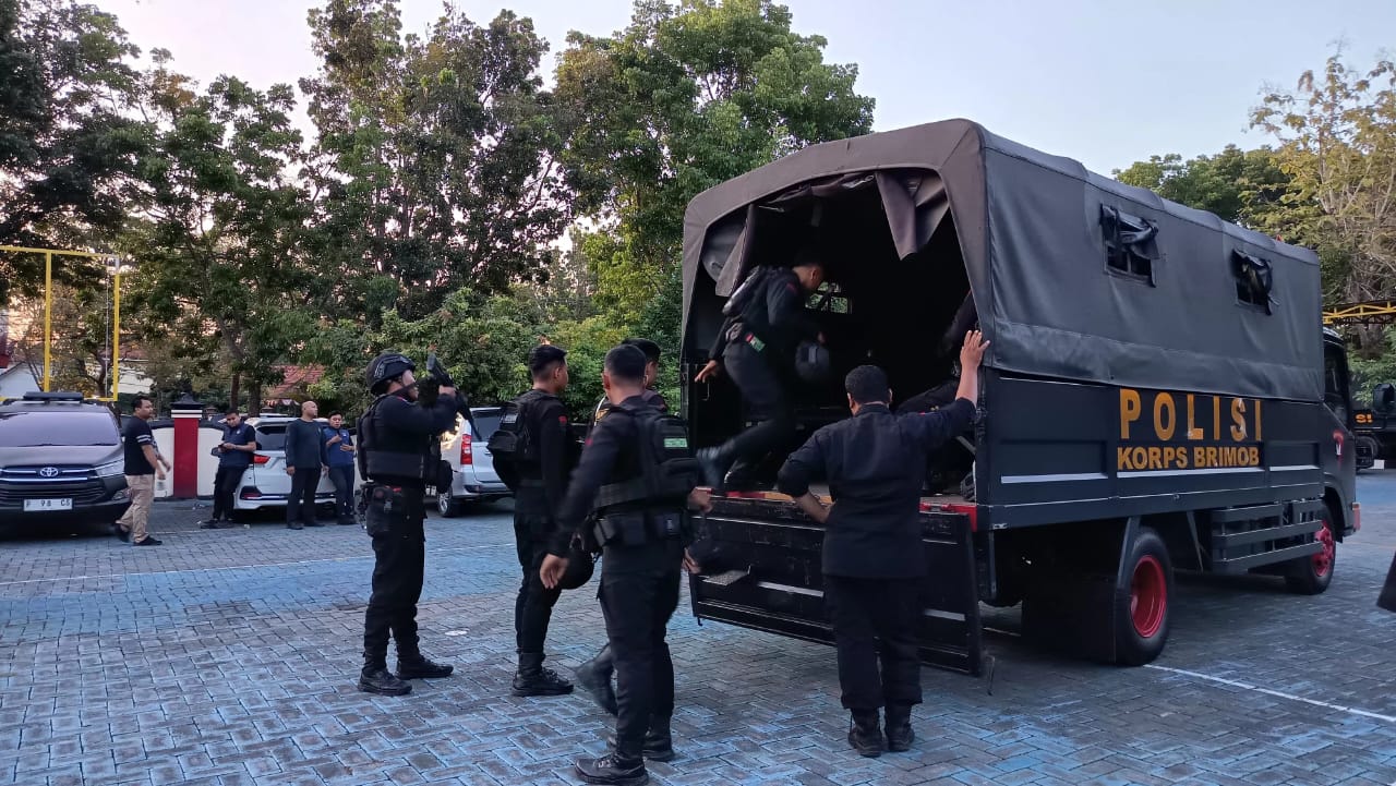 KEKUATAN PENUH: Ratusan personel dari Polres Bangkalan dan Polda Jatim seusai melakukan penggerebekan kasus TPPU narkoba di Bangkalan, Kamis (2/10).