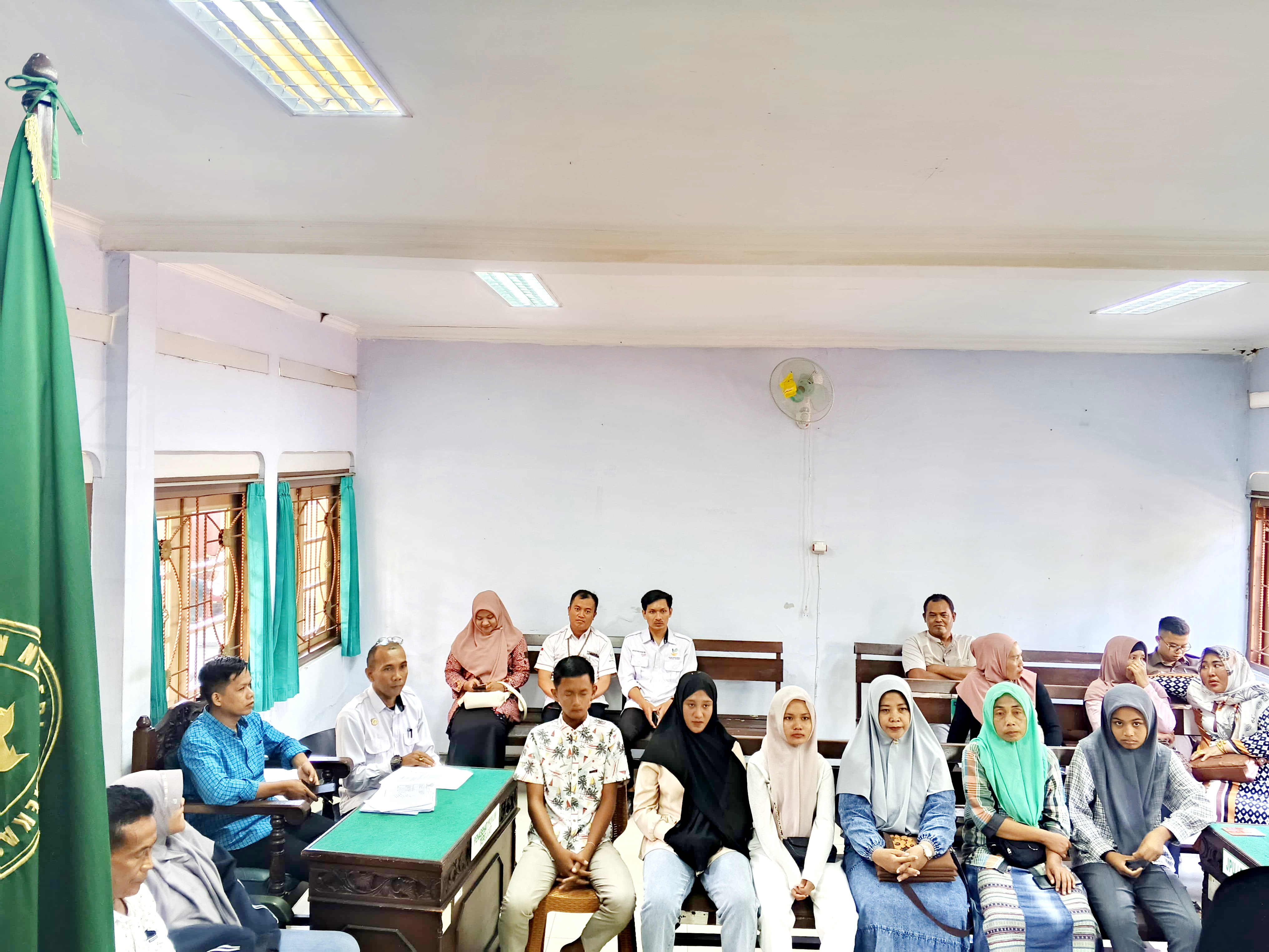 PEMBUKTIAN: Para saksi memberikan keterangan dalam sidang perdana perundungan di Pengadilan Negeri Pamekasan,&nbsp;Rabu (1/9).