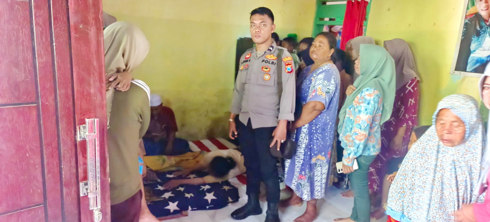 BERDUKA: Masyarakat melayat ke rumah korban di Dusun Mamburit, Desa Kalisangka, Kecamatan Arjasa, Sumenep Sabtu (4/10).