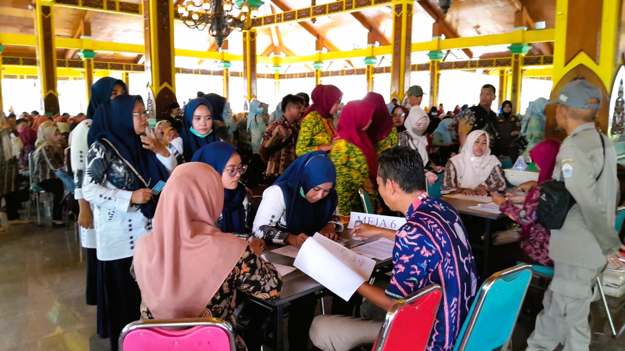 ABDI NEGARA: Calon PPPK paro waktu sedang mengikuti proses pendataan di Pendopo Pratanu, Bangkalan, Kamis (28/8).&nbsp;