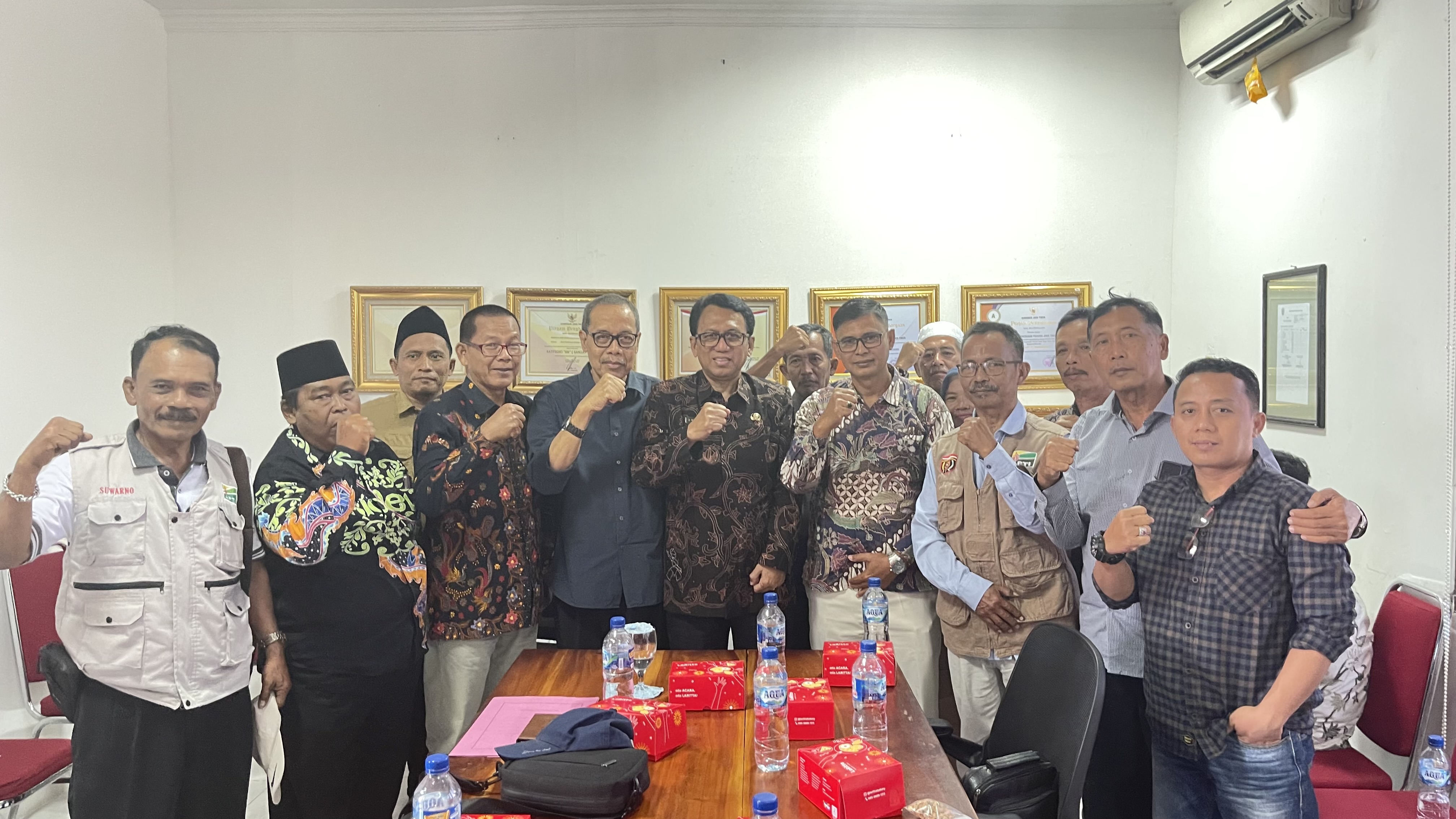 Sekjend APTI Nasional K. Mudi mendamping para ketua APTI Kabupaten se Jawa Timur saat melakukan audiensi ke Dinas Perkebunan Jatim beberapa waktu lalu