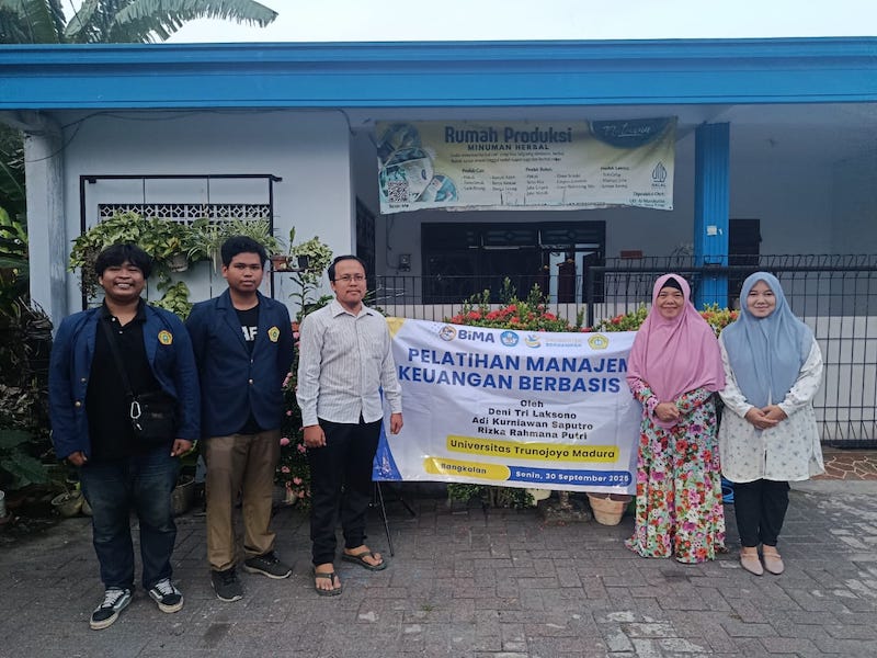 Tim PKM BIMA UTM melaksanakan pelatihan manajemen keuangan berbasis web bagi pelaku usaha IRT Naturna Al-Manshurin di Kelurahan Gili Timur, Kecamatan Kamal, Bangkalan.