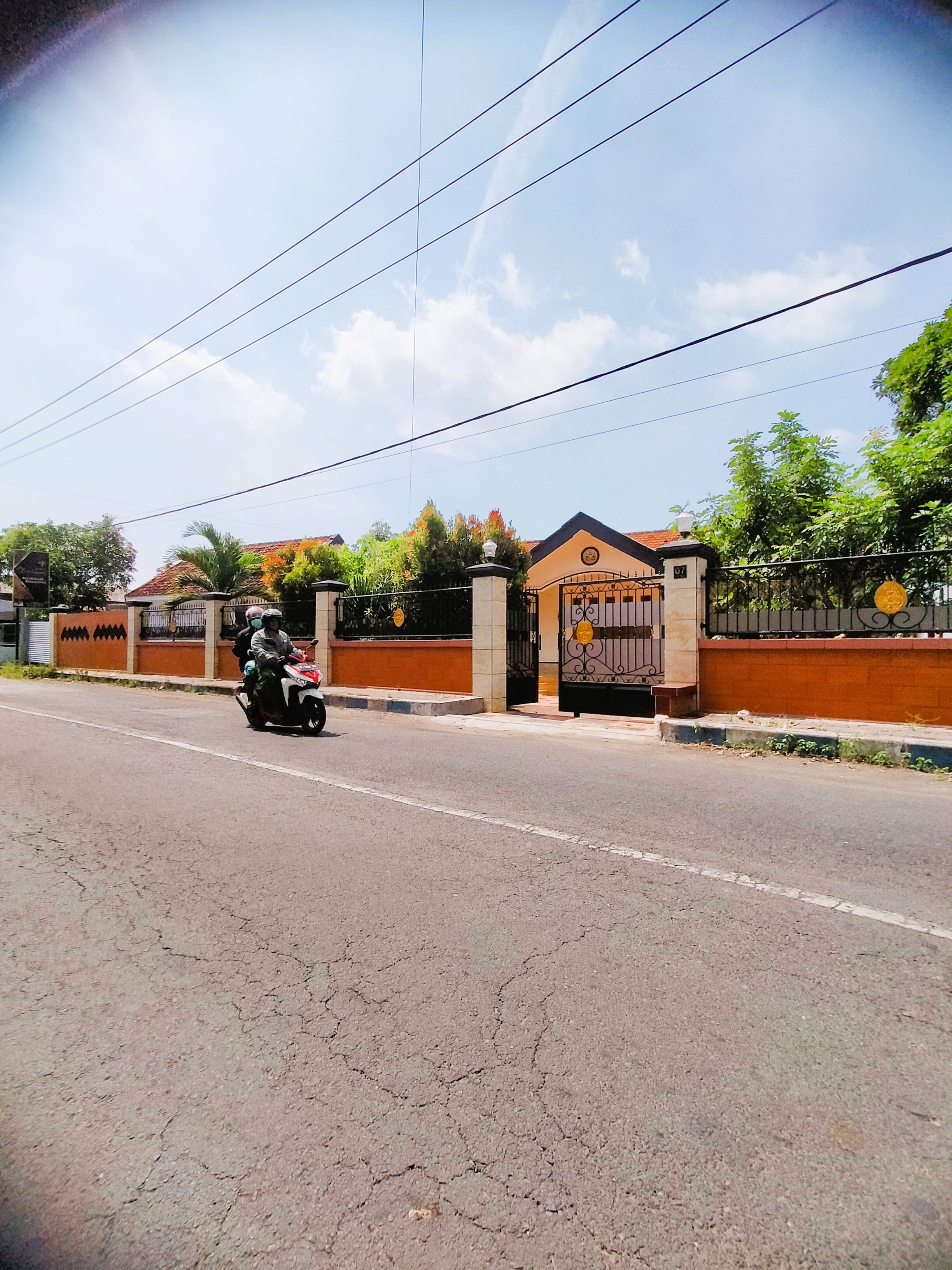 PROPERTI: Kendaraan bermotor melintas di depan bangunan di Desa Martajasah, Bangkalan, Senin (6/10).&nbsp;
