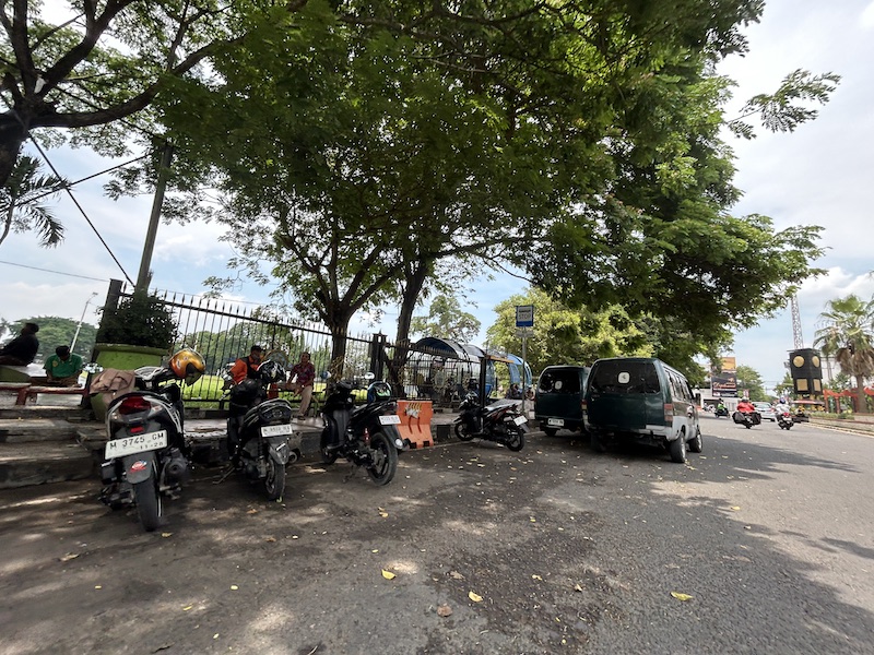 TAK TERTIB: Sejumlah kendaraan diparkir di depan halte bus Trans Jatim, Jalan Sultan Abdul Kadirun, Bangkalan, Senin (6/10).&nbsp;