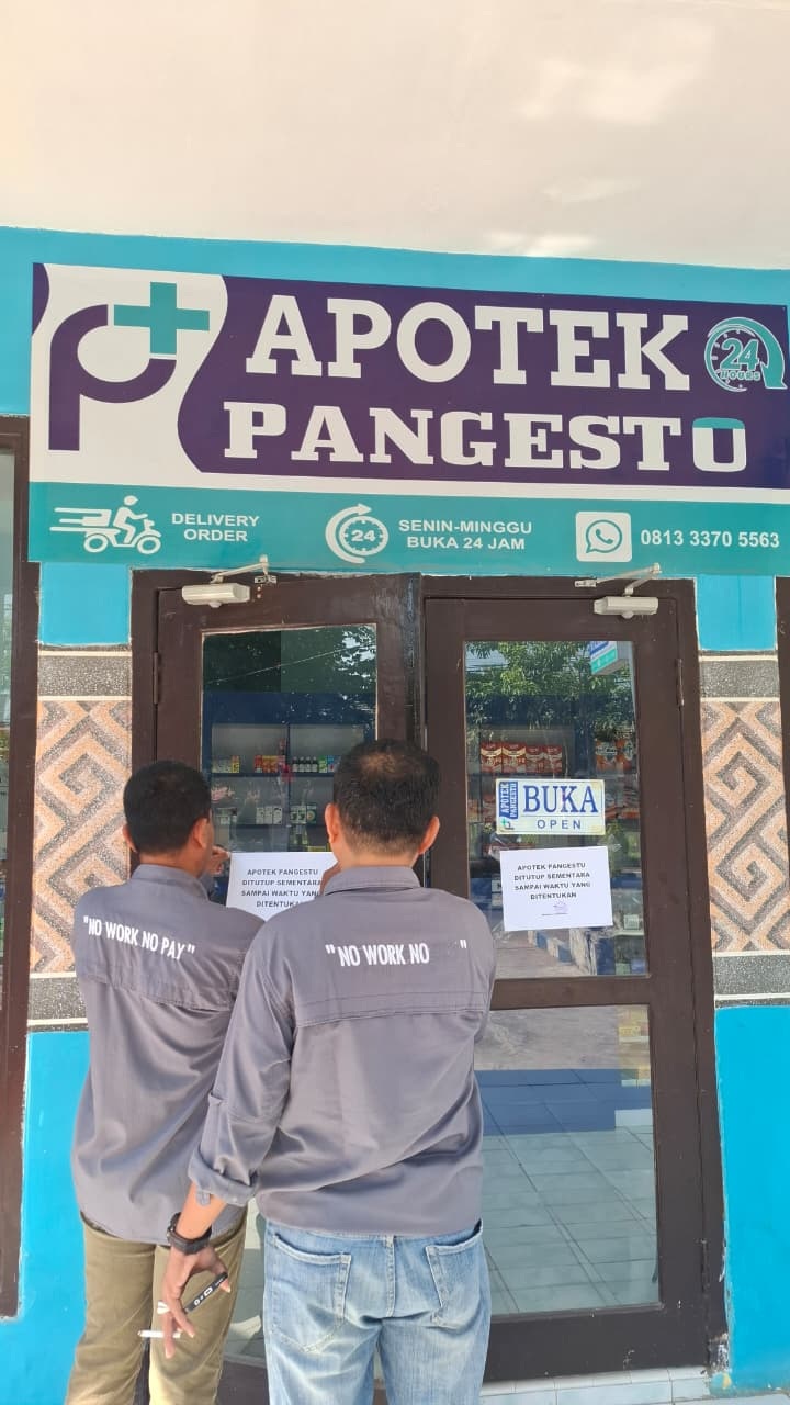 BERMASALAH: Tim PD Sumekar melakukan penutupan sementara Apotek Pangesto di Jalan dr Cipto, Sumenep, Selasa (7/10).&nbsp;