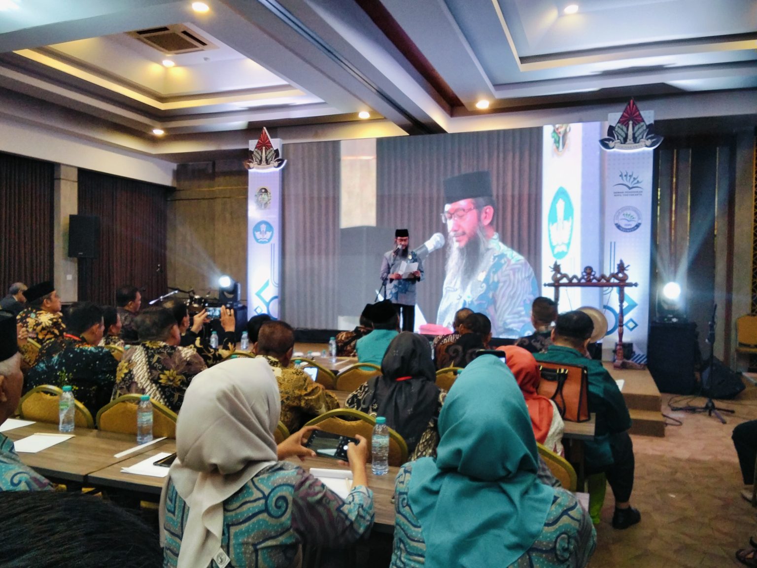 Ketua Forum Dewan Pendidikan se-Indonesia, Joko Riyanto, saat  menyampaikan sambutan dalam Rakornas IV Forum Dewan Pendidikan Kabupaten/Kota se-Indonesia yang digelar di Hotel Lamora, Yogyakarta.