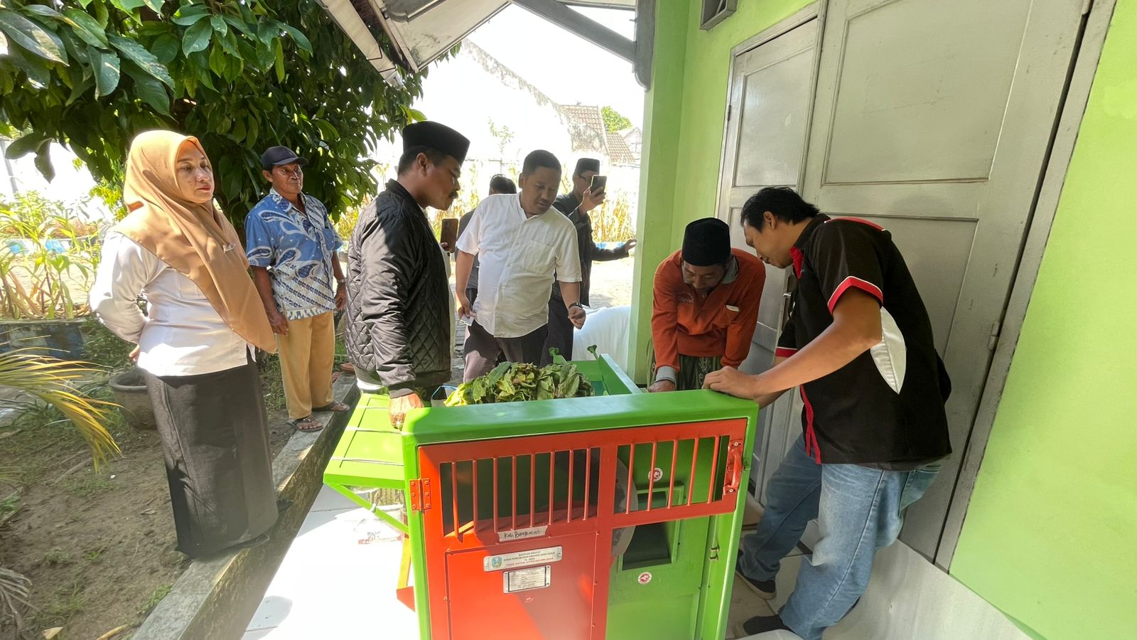 Kabid Tanaman semusim Prasojo Bayu Suwondo Putro (baju putih) saat memantau pengoperasian bantuan mesin rajang kepada Poktan di Bangkalan Rabu (8/10)