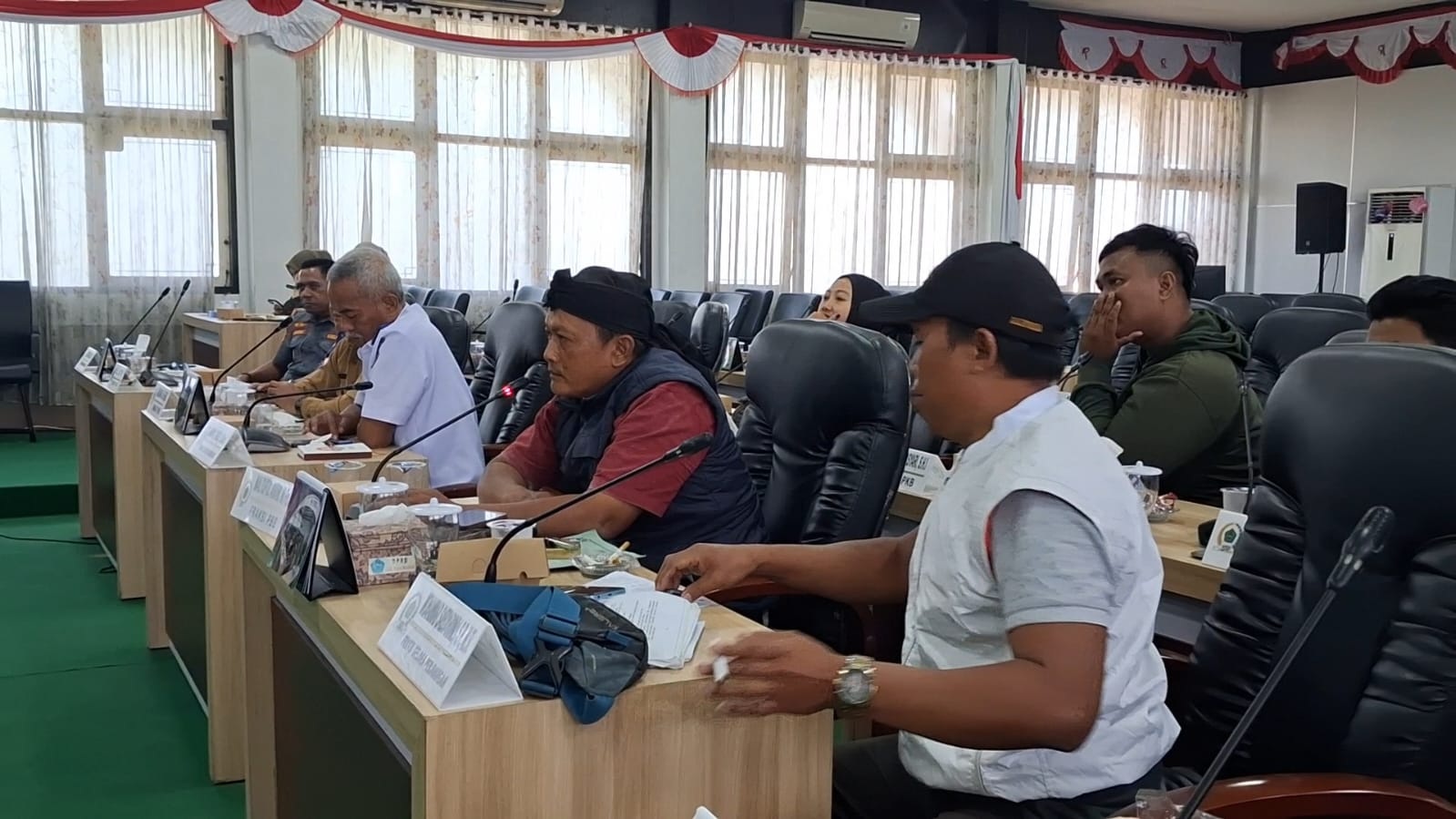 KOMPAK: Peserta audiensi mengutarakan pendapat di&nbsp; hadapan wakil rakyat, Selasa (7/10).&nbsp;  &nbsp;