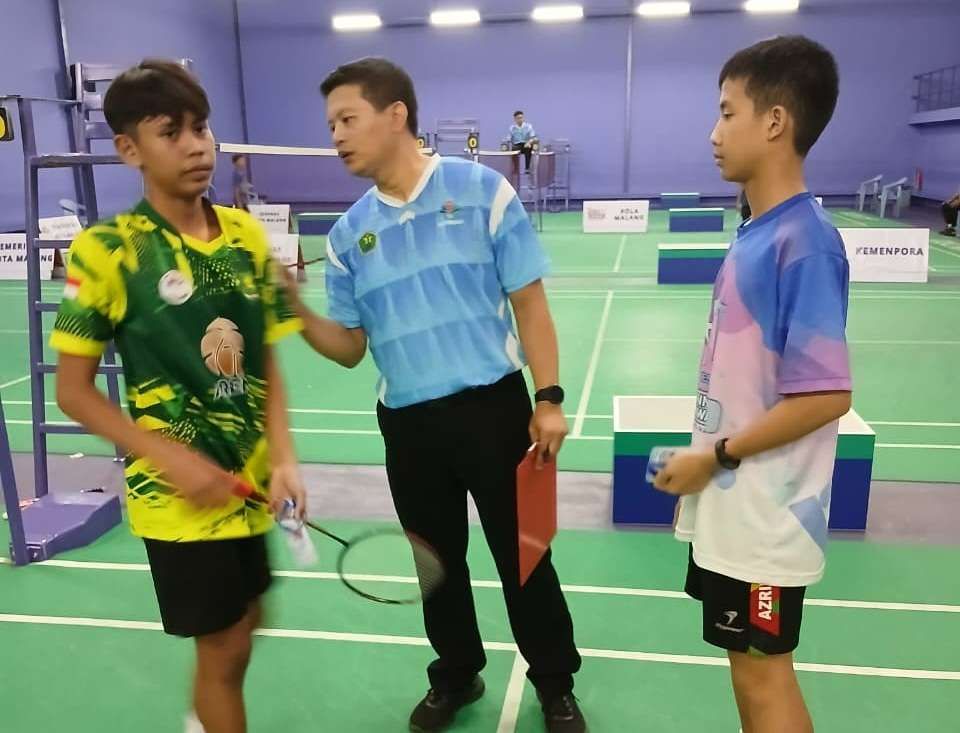 KURANG BERUNTUNG: Atlet PBSI Sumenep Denandra Rafa Ardiyansya (kiri) mendapat pengarahan dari wasit pada babak delapan besar Piala Kemenpora RI 2025, Selasa (7/10).&nbsp;