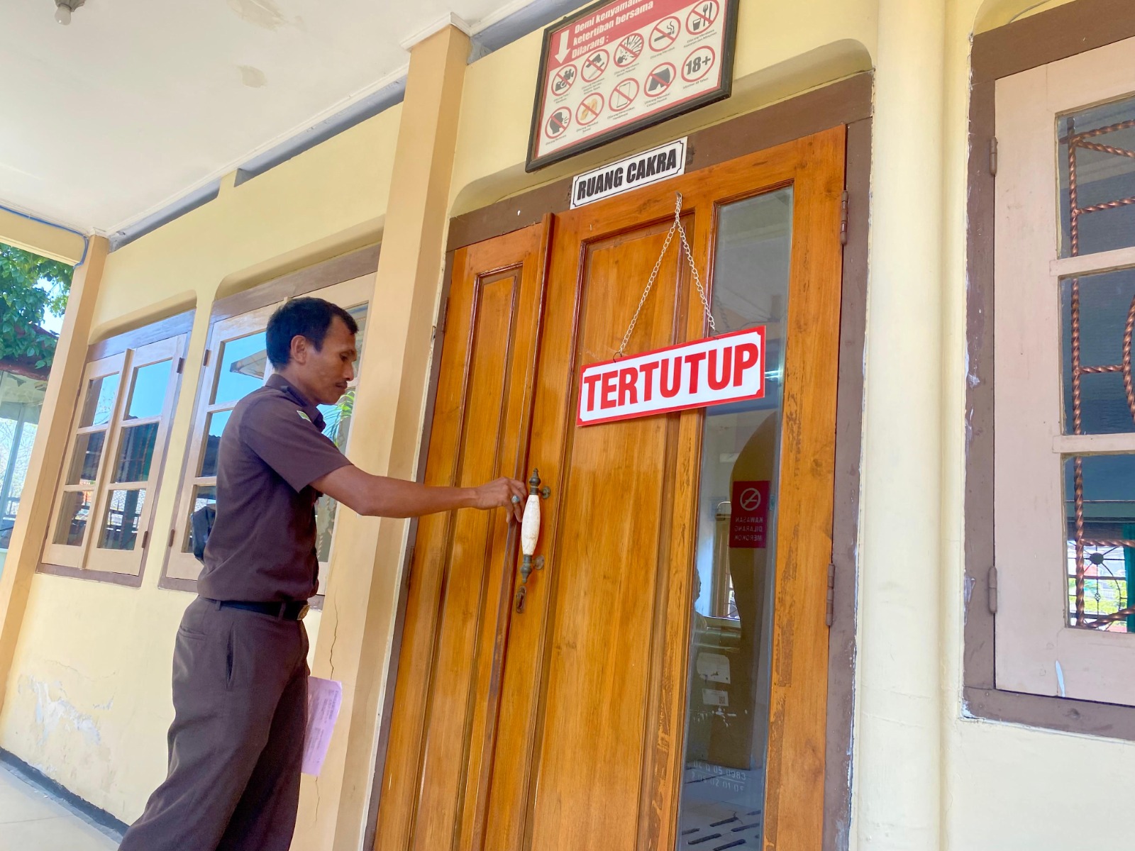 SIDANG ANAK: Petugas kejaksaan menutup pintu ruang sidang di Pengadilan Negeri Pamekasan, Rabu (8/10).&nbsp;