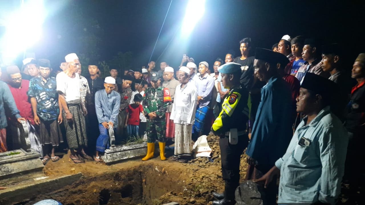 SUASANA DUKA: Warga menghadiri proses pemakaman Achmad Suwafi, 15, di Desa Panjalinan, Kecamatan Blega, Bangkalan, Rabu (8/10).&nbsp;
