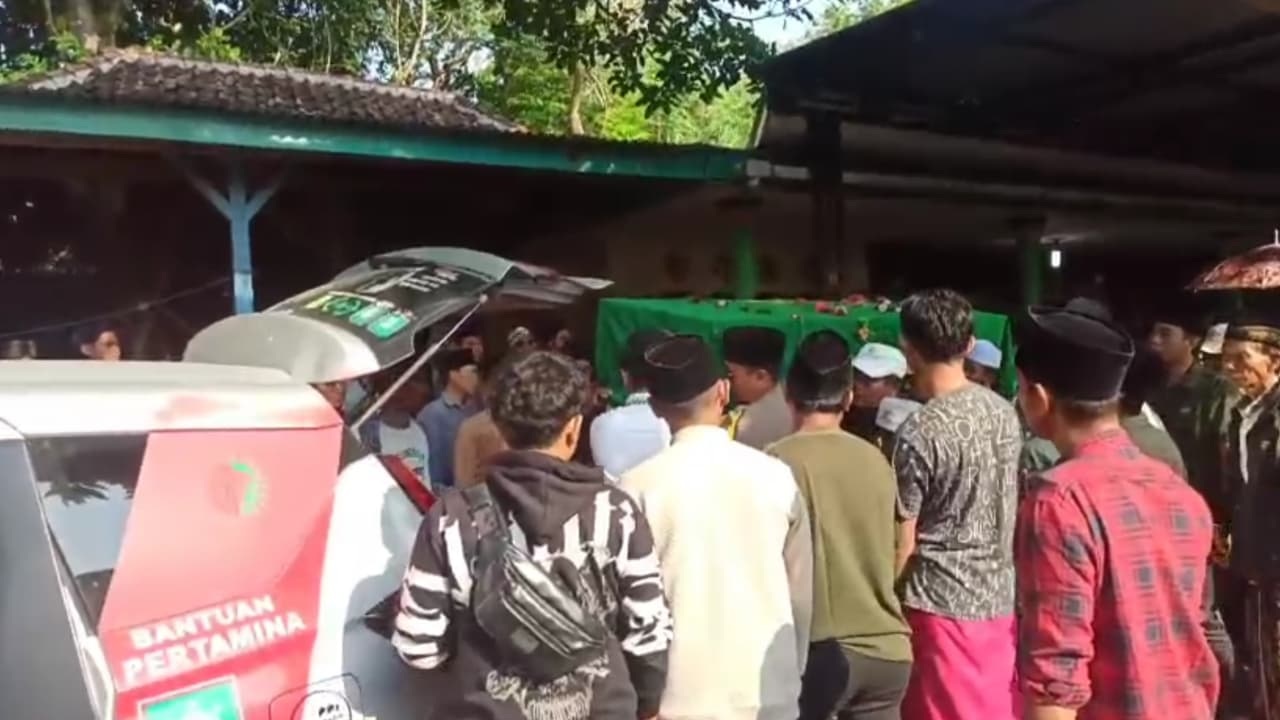 BERDUKA: Warga menghadiri prosesi pemakaman Mochammad Haikal Ridwan, 14, di Desa Sendang Dajah, Kecamatan Labang, Bangkalan, Kamis (9/10).&nbsp;