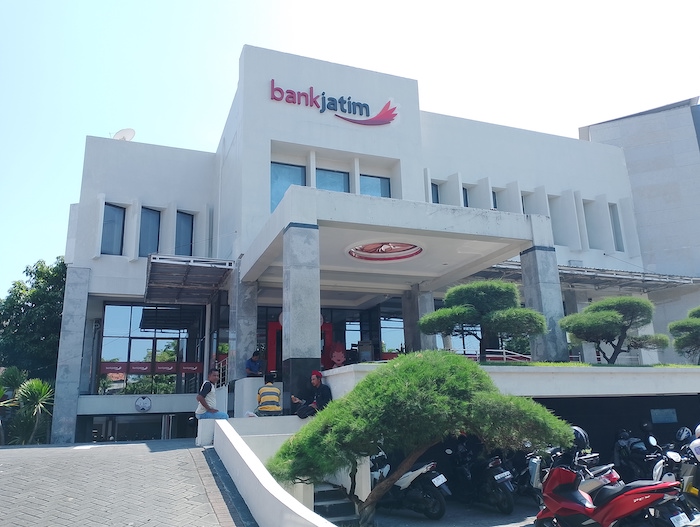 CERAH: Warga sedang berada di sekitar halaman kantor Bank Jatim Cabang Sampang yang terletak di Jalan KH Wachid Hasyim Nomor 111 Sampang, Kamis (9/10).&nbsp;