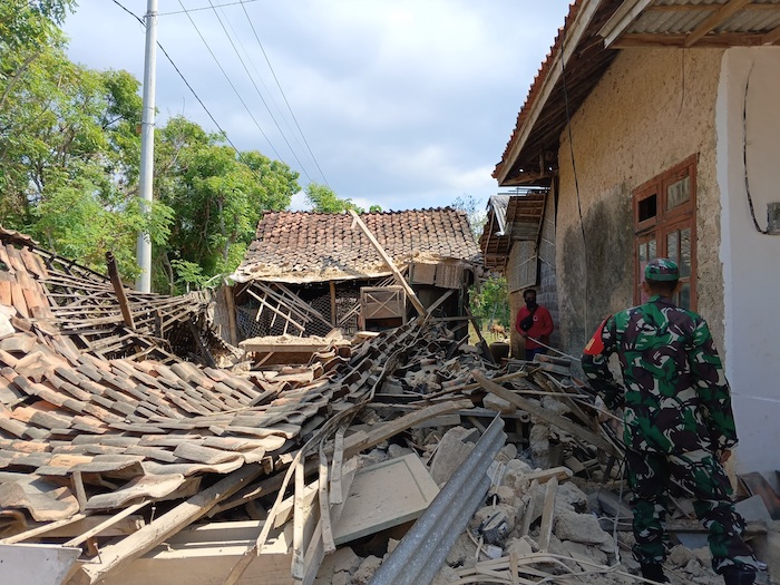 RUSAK: BPBD Sumenep bersama tim saat melakukan asesmen terhadap rumah warga yang rusak terdampak gempa di Pulau Sapudi, Sumenep.&nbsp;