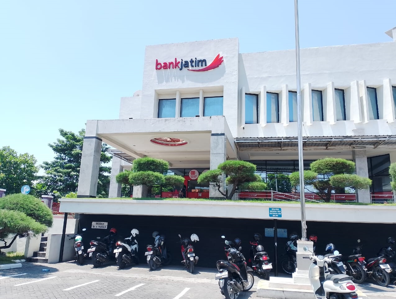 CERAH: Warga sedang berada di area kantor Bank Jatim Cabang Sampang yang menaungi Bank Jatim Unit Omben, Jumat (10/10).&nbsp;