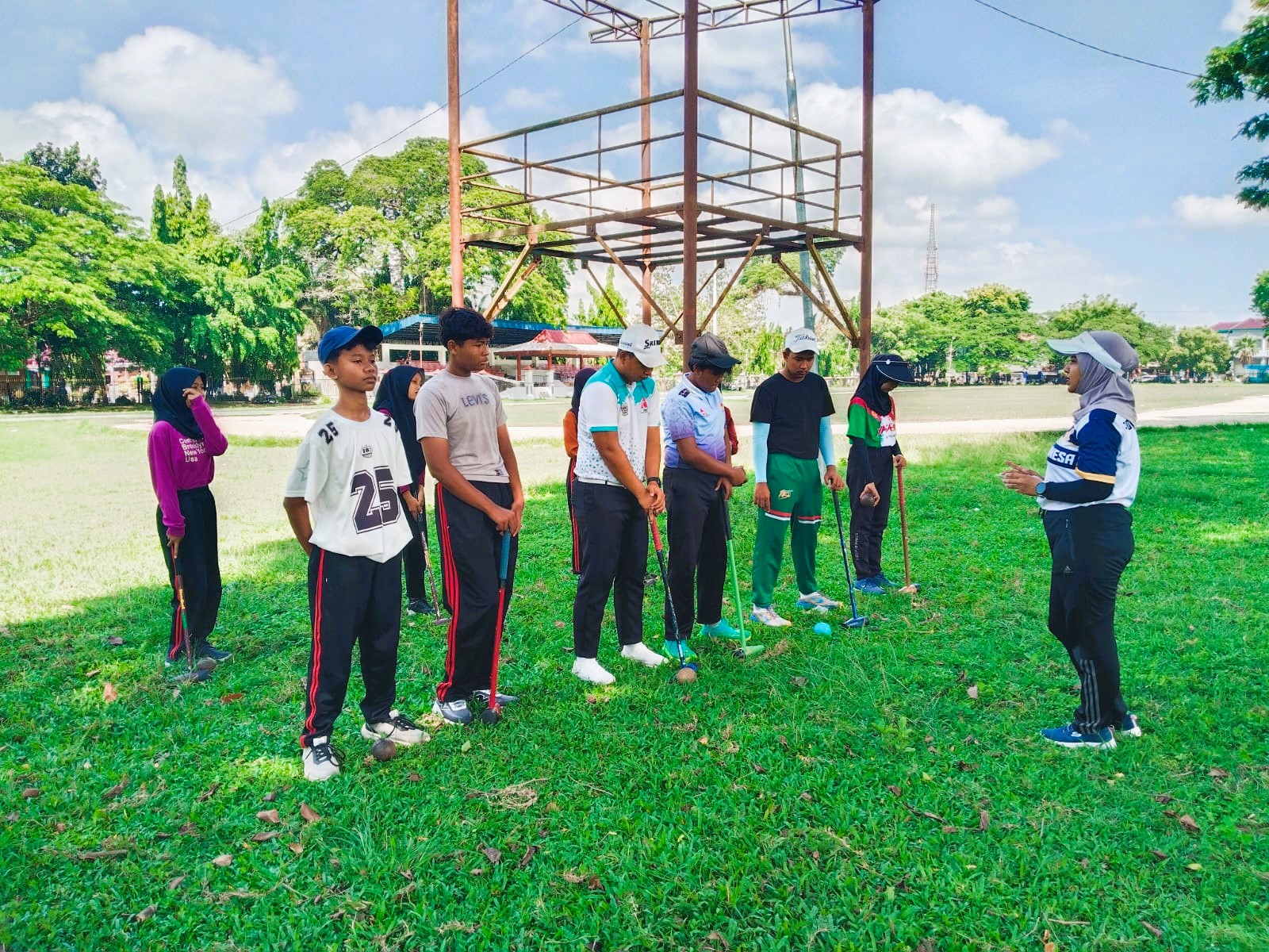 KONSISTEN: Atlet woodball Bangkalan sedang mengikuti latihan rutin bersama di alun-alun, Minggu (5/10).&nbsp;