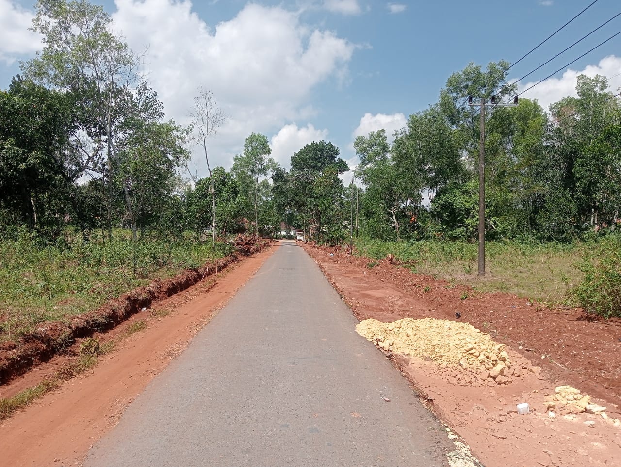 MELEBAR: Proyek pelebaran jalan di Desa Bulangan Barat, Kecamatan Pegantenan, Pamekasan.&nbsp;