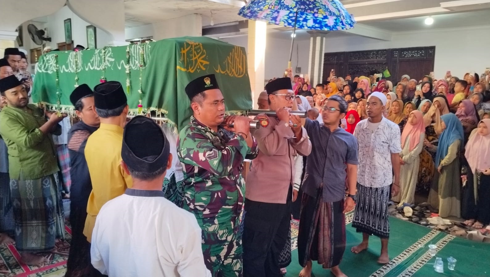 JADI KORBAN: Jenazah Ach. Fadil Alfatih, warga Sendang Dajah, Kecamatan Labang, saat hendak dimakamkan, Senin (13/10).&nbsp;