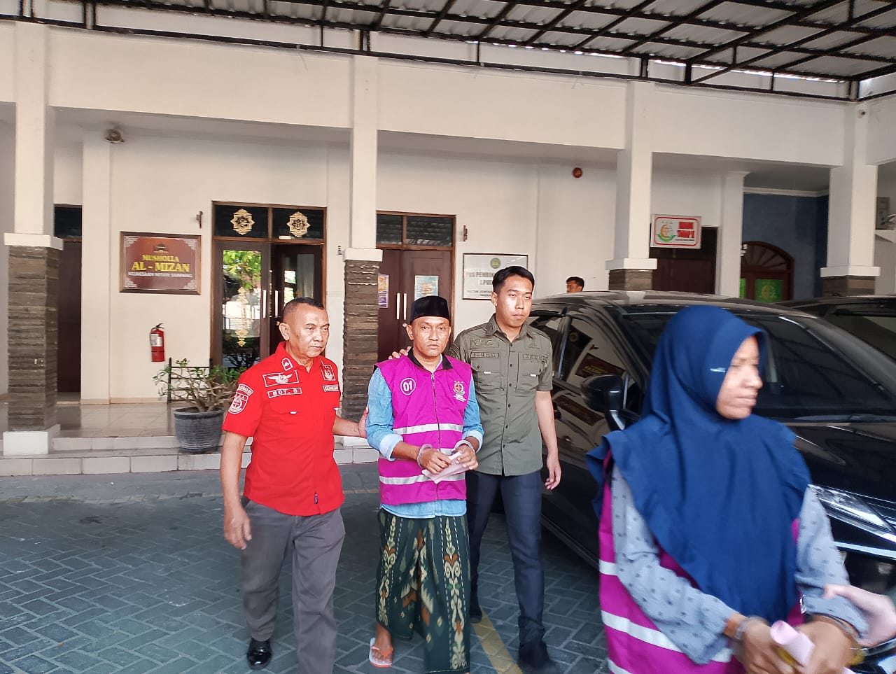 DITAHAN: Pelapor Moh. Syaifuddin digiring diamankan Kejari Sampang atas kasus tipikor pokmas di Tambelangan, Sampang, Jumat (28/2).
