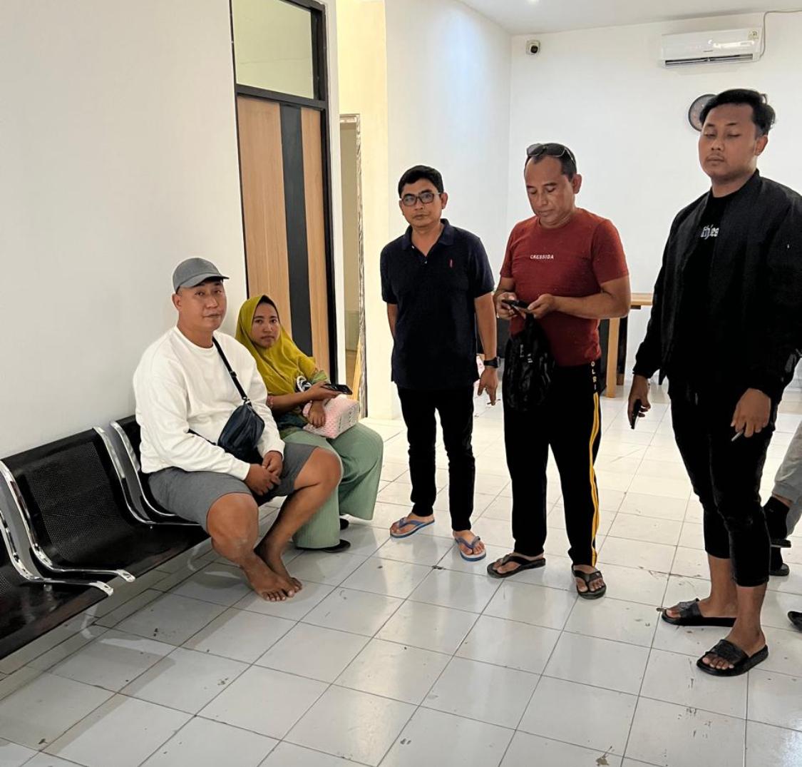 TERBARING: Korban penganiayaan Ahmad mendapatkan perawatan di RSUD Waru, Pamekasan, Senin (13/10).&nbsp;