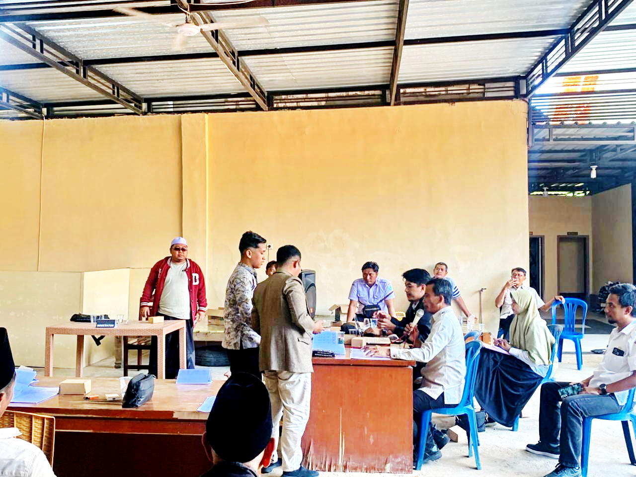 CARI SOLUSI: Warga mengikuti mediasi bersama DPUPR Pamekasan di Balai Desa Bulangan Barat, Pegantenan, Pamekasan, Rabu (8/10).