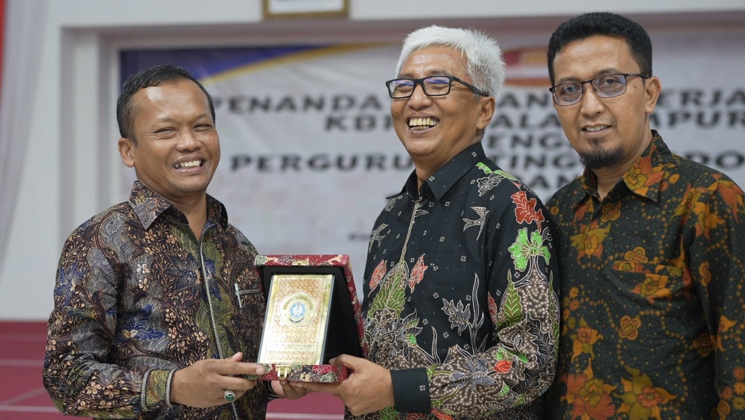Rektor UTM Prof Dr Safi&rsquo; (kiri) didampingi Warek Bidang Akademik Prof Dr Achmad Amzeri (kiri) memberikan cenderamata kepada Dubes RI untuk Malaysia Dato&rsquo; Indera Hermono di KBRI Kuala Lumpur, Senin (13