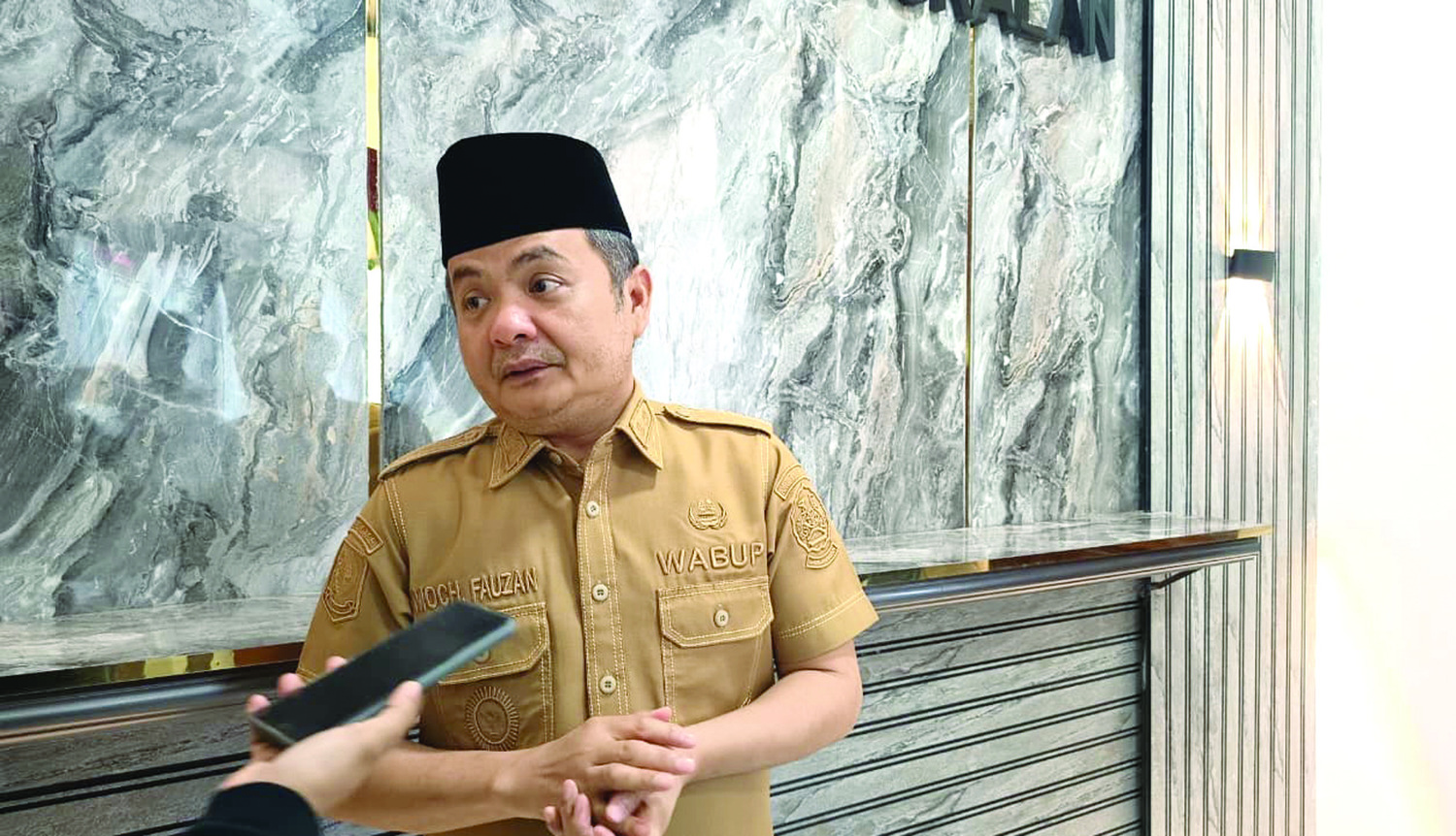 Wakil bupati Bangkalan Fauzan Jakfar mengancam akan laporkan penggelapan mobil dinas ke BPK dan KPK jika tidak dikembalikan