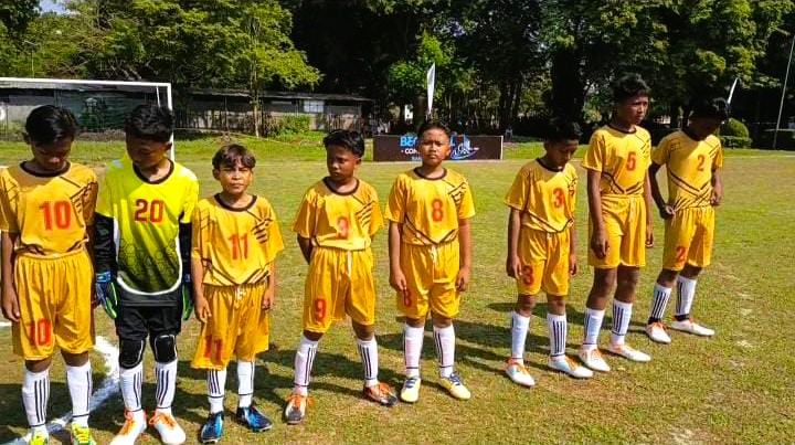 ATLET POTENSIAL: Pemain sepak bola usia 13 tahun mengikuti Bupati Cup di lapangan Alun-Alun Bangkalan, Sabtu (4/10).&nbsp;