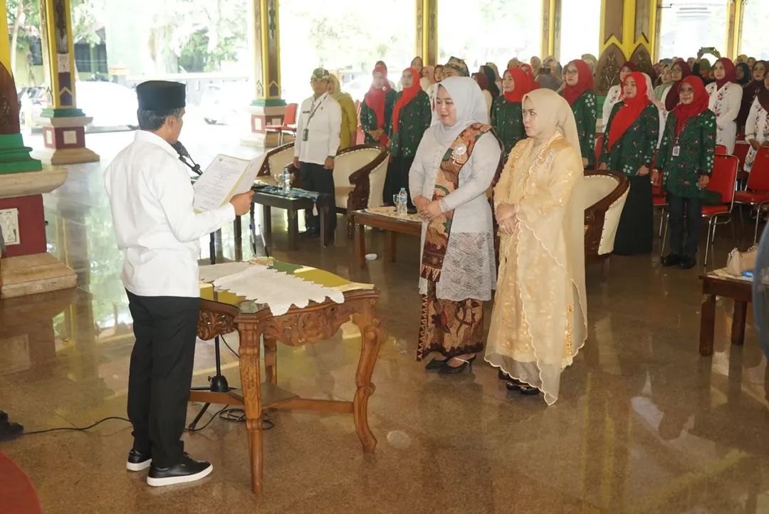 SAKRAL: Bupati Bangkalan Lukman Hakim mengukuhkan Lutfiana Lukman Hakim dan Muayanah Fauzan Ja&rsquo;far menjadi Bunda PAUD dan Literasi di Pendopo Pratanu, Kamis (15/10).&nbsp;