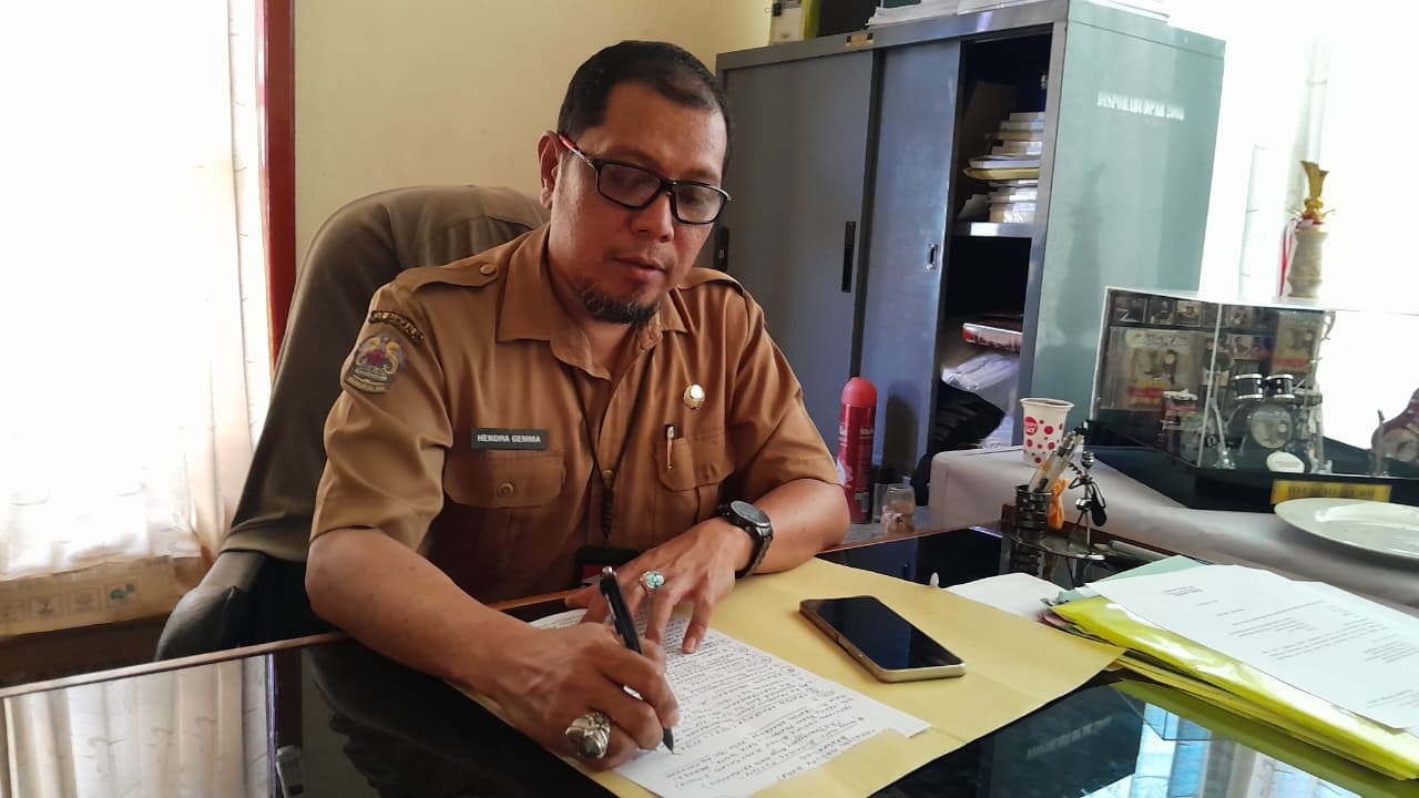 KOMITMEN: Kabid Kebudayaan Disbudpar Bangkalan Hendra Gemma Dominant saat ditemui di ruang kerjanya, Selasa (14/10).&nbsp; &nbsp;