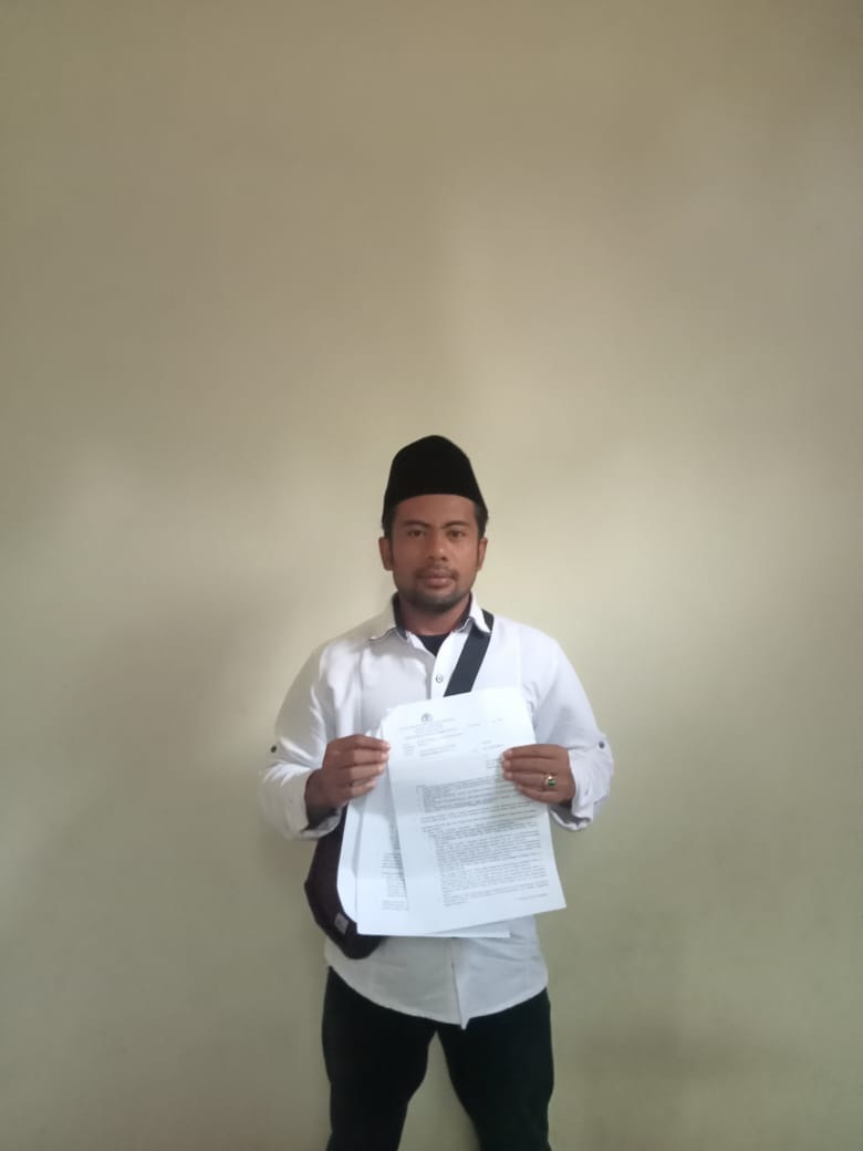 MENCARI KEADILAN: Suherman menunjukkan surat laporan pada Rabu (1/10).&nbsp;&nbsp;