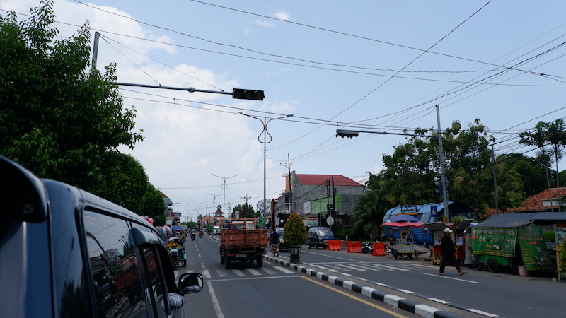 DIBIARKAN RUSAK: Warga melintas di PCTL depan RSUD Syamrabu Bangkalan, Kamis (15/10).&nbsp;