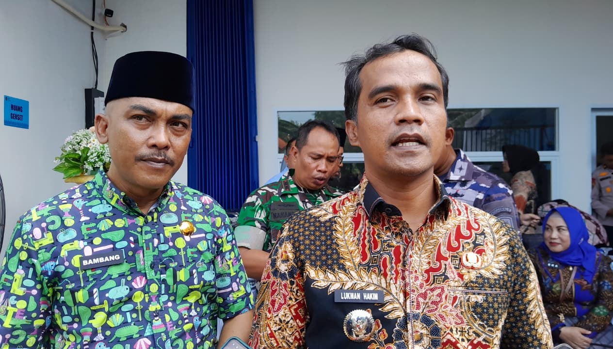 KOMITMEN: Bupati Lukman Hakim saat interview dengan wartawan di Mlajah, Bangkalan, Kamis (16/10).
