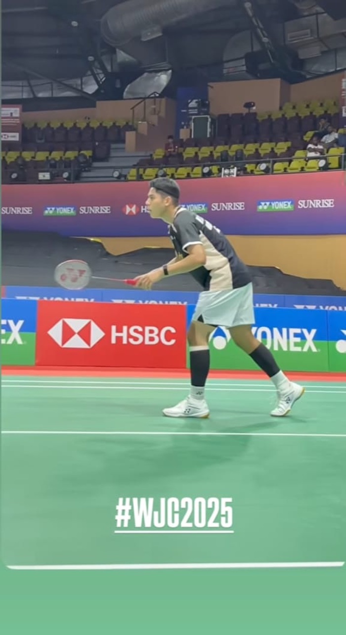PENUH SEMANGAT: Moh. Zaki Ubaidillah bertanding melawan atlet Jepang Masato Yamashiro dalam kejuaraan BMW World Junior Championship, di India, Rabu (15/10).&nbsp;